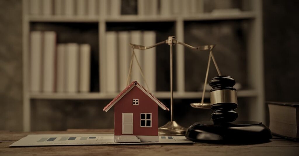 Florida HOA laws, house model with gavel and scales of justice representing homeowner legal rights