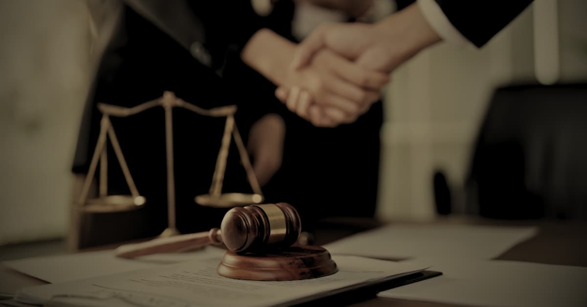 Mala fe de seguros en Florida — abogado y cliente dando la mano con mazo y balanza de justicia