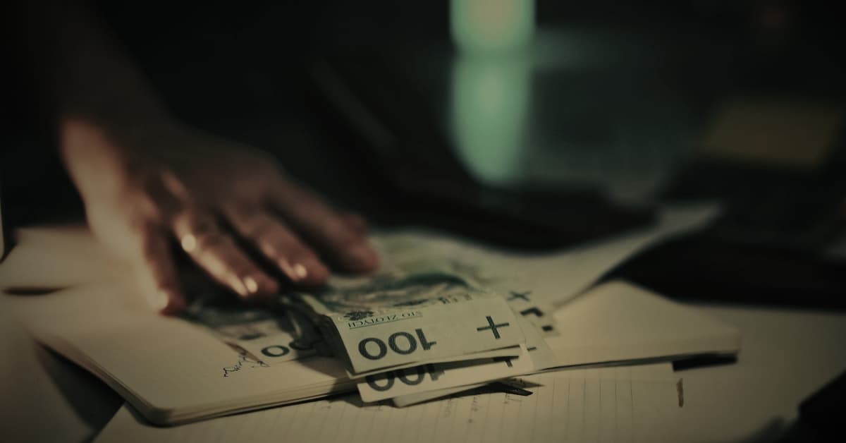 Daños por muerte injusta en Florida: familia revisando documentos de compensación financiera tras reclamación de muerte injusta