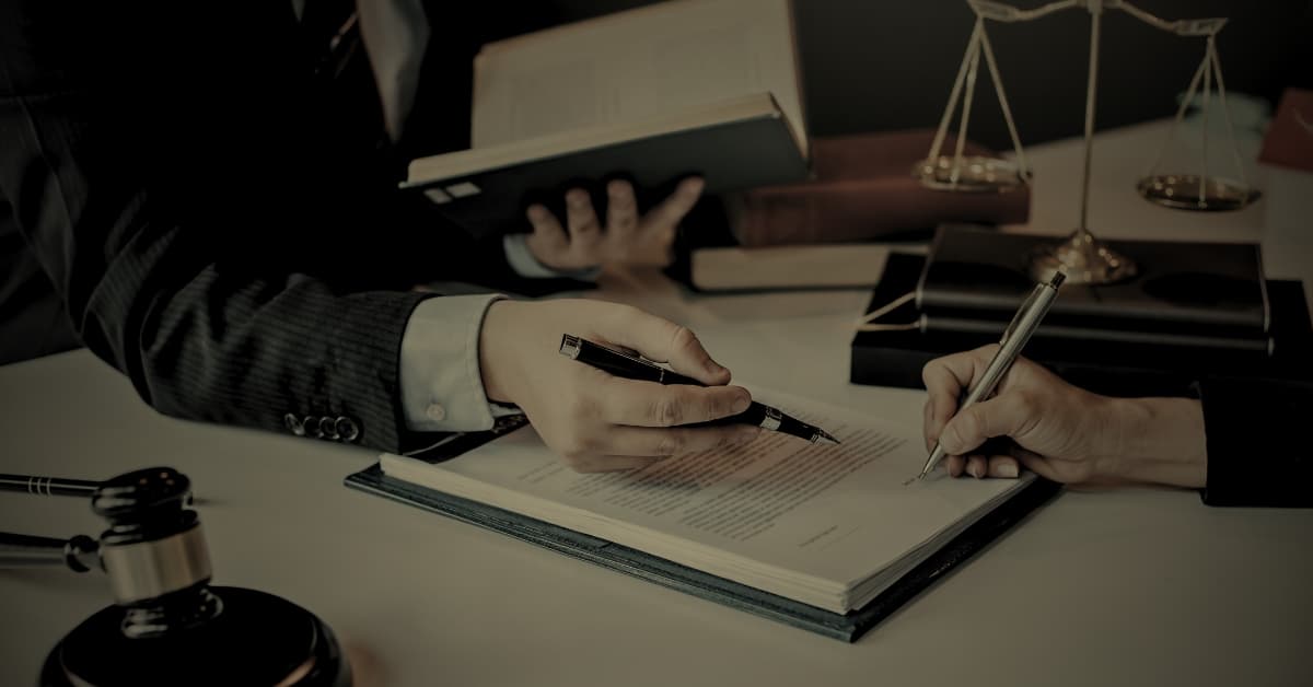 Litigios comerciales en Florida, abogados revisando documentos legales con mazo y balanza de justicia