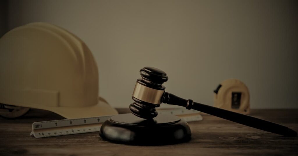 Gravamen de construcción en Florida — mazo de juez con casco de obra y cinta métrica sobre escritorio de madera