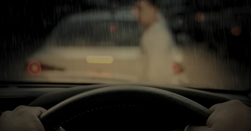 Accidente de fuga en Florida — vista desde el volante con peatón en la lluvia nocturna
